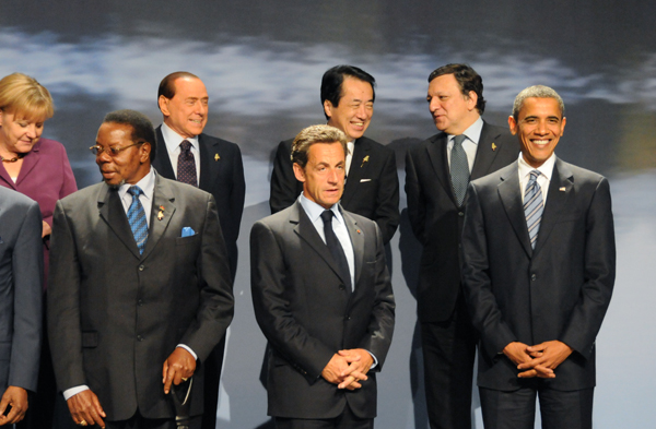 G8及びアウトリーチ首脳集合写真撮影に臨む菅総理の写真