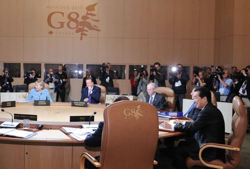 Ｇ８ワーキング・セッションに出席する菅総理の写真２