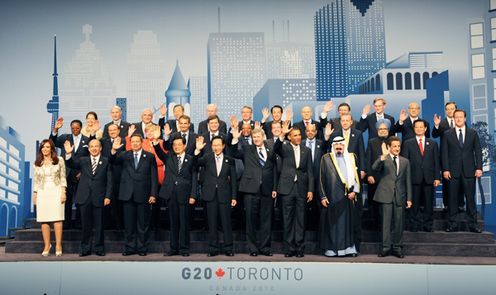 G20首脳集合写真撮影に臨む参加国首脳の写真