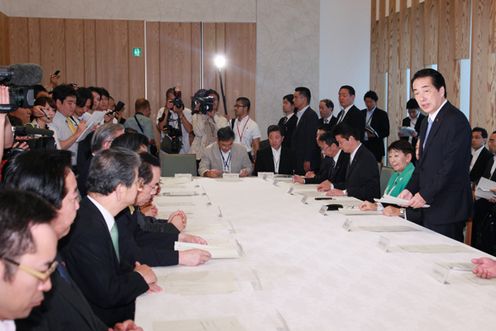 口蹄疫対策本部会合で挨拶する菅総理の写真2