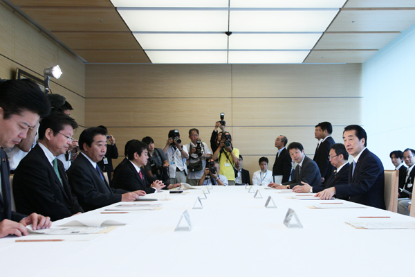 社会保障・税に関わる番号制度に関する検討会で挨拶する菅総理の写真１