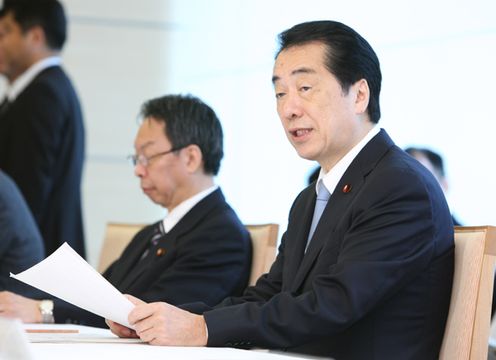 社会保障・税に関わる番号制度に関する検討会で挨拶する菅総理の写真２