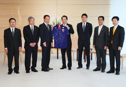 ２０１０ＦＩＦＡワールドカップ日本代表の表敬を受ける菅総理の写真１