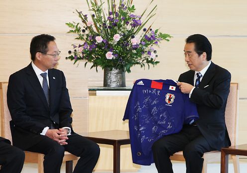 ２０１０ＦＩＦＡワールドカップ日本代表の表敬を受ける菅総理の写真２