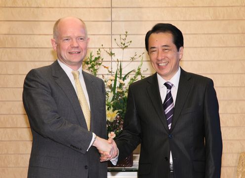 ウィリアム・ヘーグ英国外務・英連邦大臣と握手する菅総理の写真