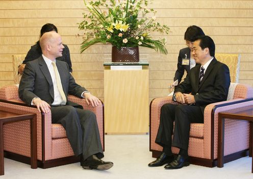 ウィリアム・ヘーグ英国外務・英連邦大臣と会談する菅総理の写真