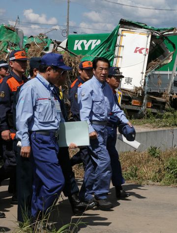 車両水没・流出被害現場で視察する菅総理の写真1