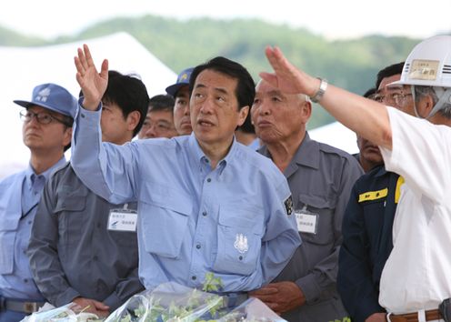 がけ崩れ被害現場で視察する菅総理の写真