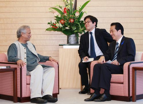 ムハマド・ユヌス総裁と会談する菅総理の写真