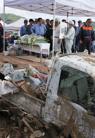 車両水没・流出被害現場で視察する菅総理の写真2