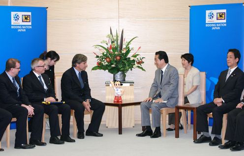 2022年FIFAワールドカップインスペクションにおけるFIFA視察団による表敬を受ける菅総理の写真2