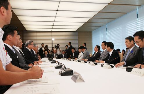月例経済報告等に関する関係閣僚会議に出席する菅総理の写真2