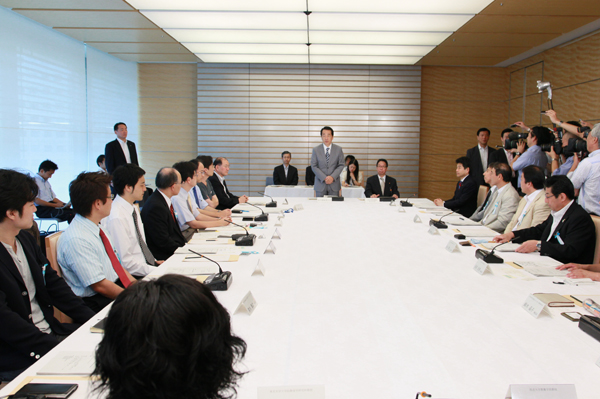 パーソナル・サポート・サービス検討委員会であいさつする菅総理の写真２
