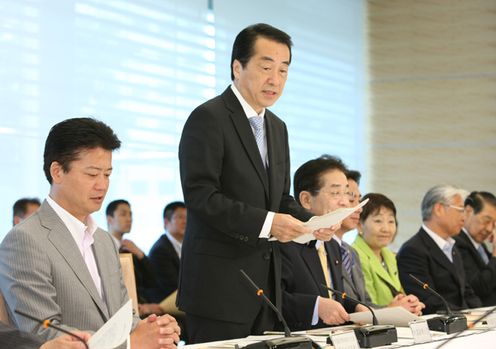男女共同参画会議であいさつする菅総理の写真