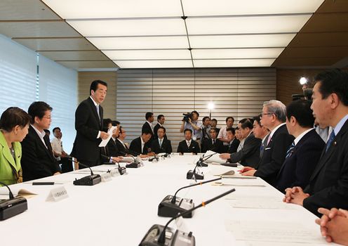 訴訟関係大臣会合であいさつする菅総理の写真２