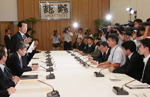 国家戦略室スタッフミーティングであいさつする菅総理の写真１
