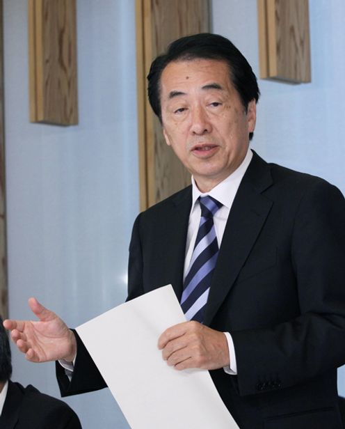 国家戦略室スタッフミーティングであいさつする菅総理の写真２