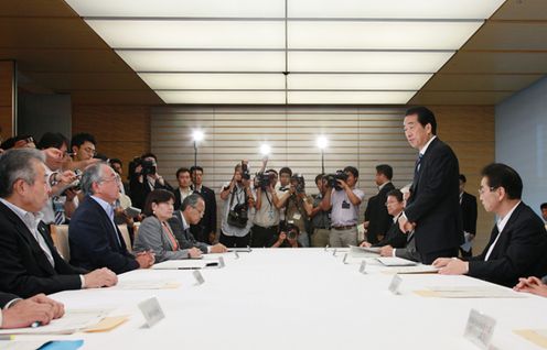 会談であいさつする菅総理の写真１