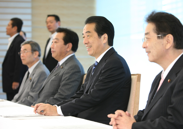 予算編成に関する閣僚委員会に出席する菅総理の写真