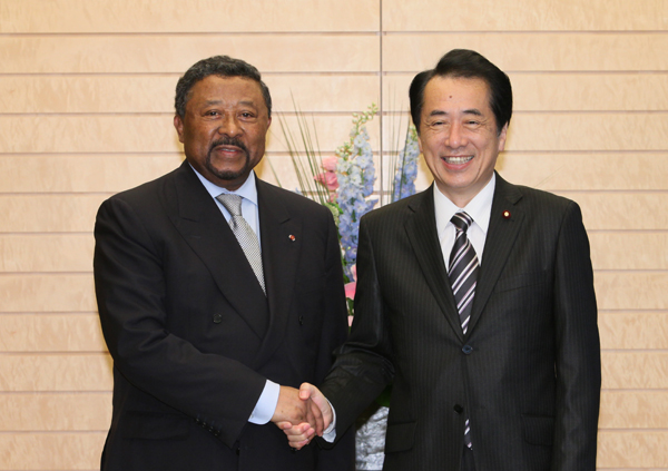 アフリカ連合のジャン・ピン委員長と握手する菅総理の写真
