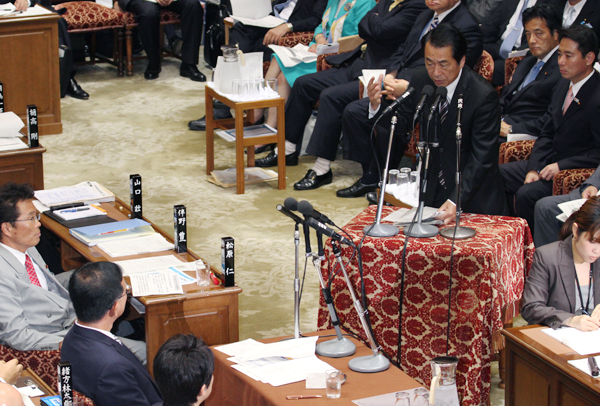 衆議院予算委員会で答弁する菅総理の写真１