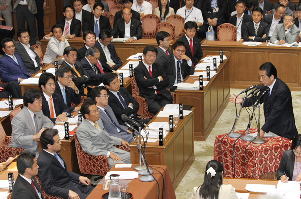衆議院予算委員会で答弁する菅総理の写真１