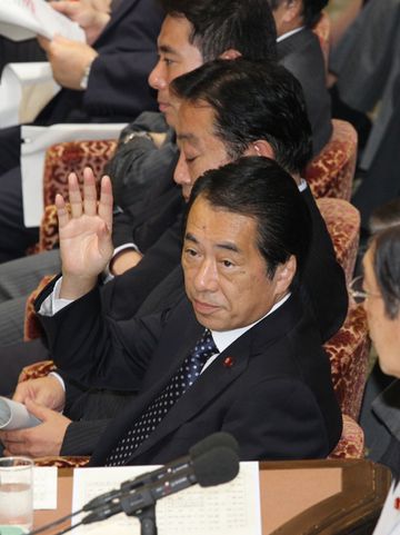 衆議院予算委員会で答弁する菅総理の写真２