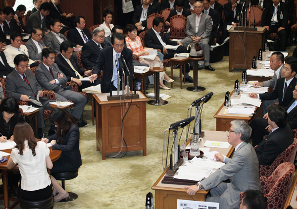 参議院予算委員会で答弁する菅総理の写真１