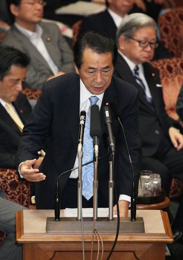 参議院予算委員会で答弁する菅総理の写真２