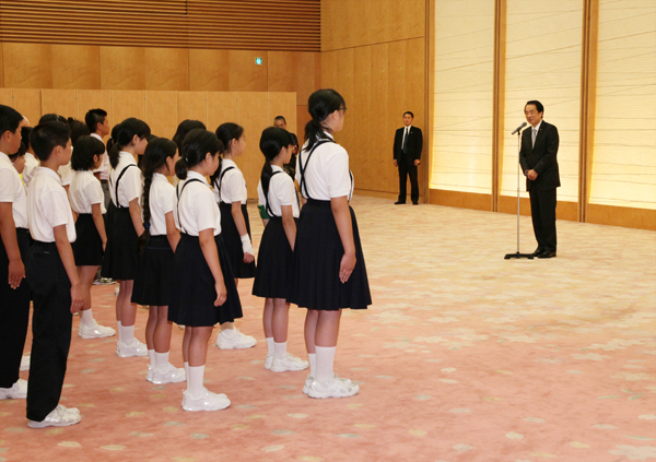 沖縄豆記者団等による表敬を受ける菅総理の写真１