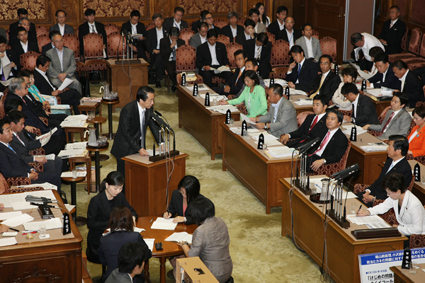 参議院予算委員会で答弁する菅総理の写真３