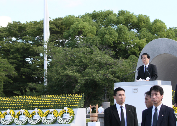 平和祈念式であいさつをする菅総理の写真