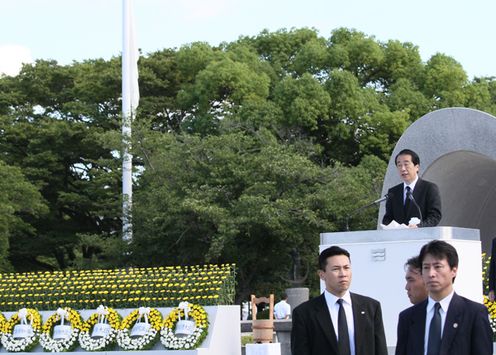 平和祈念式であいさつをする菅総理の写真