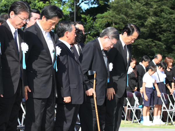 平和祈念式で黙とうする菅総理の写真
