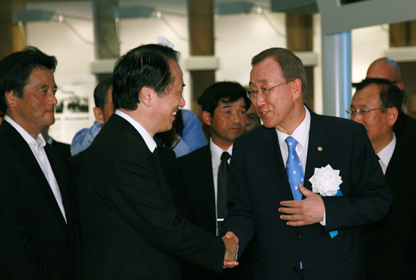 広島平和記念資料館で藩基文国連事務総長と立ち話をする菅総理の写真
