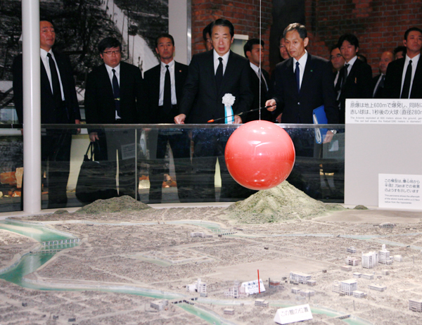 広島平和記念資料館を視察する菅総理の写真