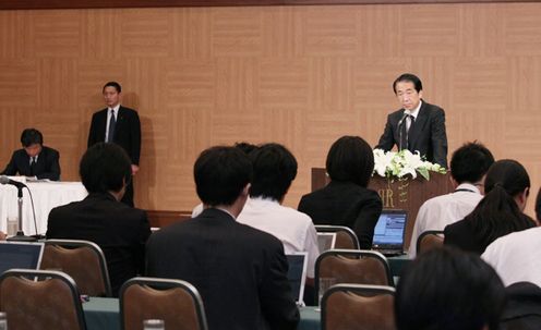 記者会見に臨む菅総理の写真