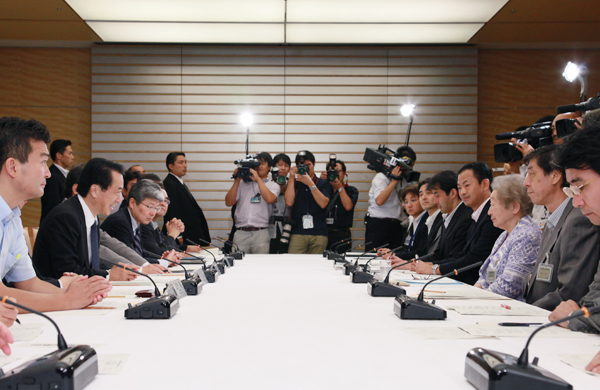 緒方ＪＩＣＡ理事長と意見交換を行う菅総理の写真１