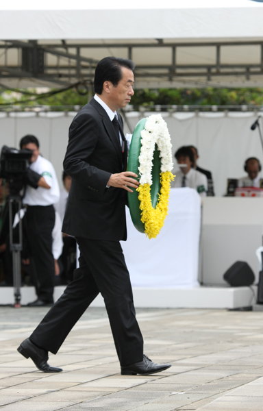 平和祈念式典で献花をする菅総理の写真