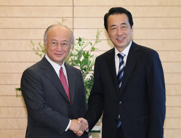 ＩＡＥＡの天野事務局長と握手する菅総理の写真