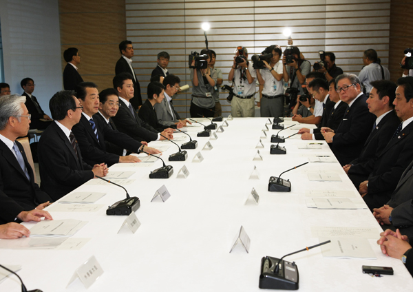 月例経済報告等に関する関係閣僚会議に出席する菅総理の写真１