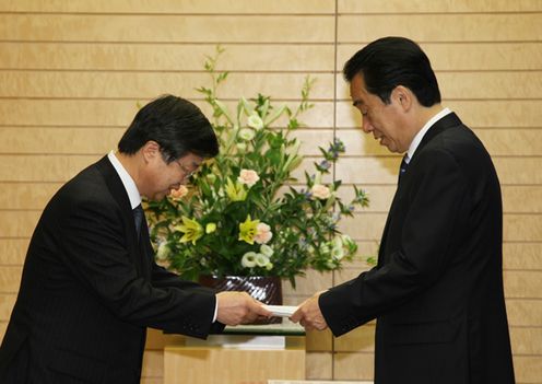 人事院勧告の手交を受ける菅総理の写真