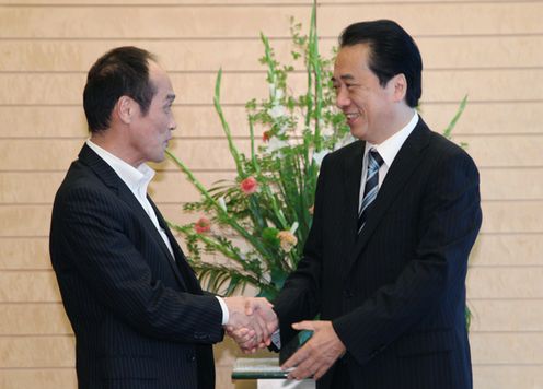 東国原英夫宮崎県知事による表敬を受ける菅総理の写真１