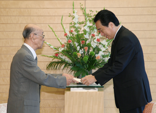 (社)千鳥歯舞諸島居住者連盟の表敬を受ける菅総理の写真1