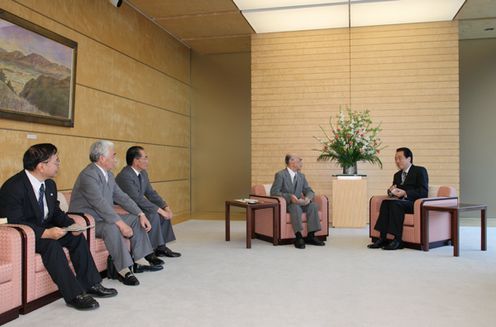 （社）千鳥歯舞諸島居住者連盟の表敬を受ける菅総理の写真２