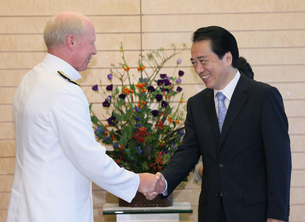 ウィラード米太平洋軍司令官の表敬を受ける菅総理の写真1