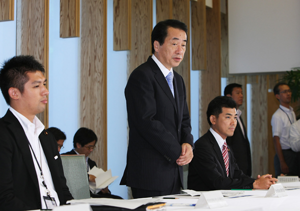 新卒者雇用・特命チーム会合であいさつする菅総理の写真１