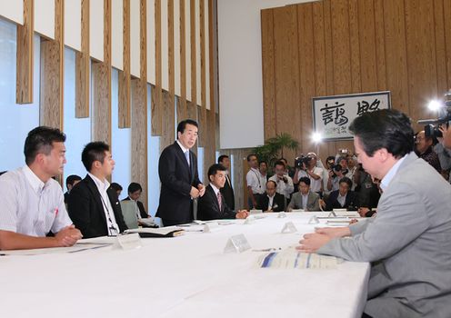 新卒者雇用・特命チーム会合であいさつする菅総理の写真２