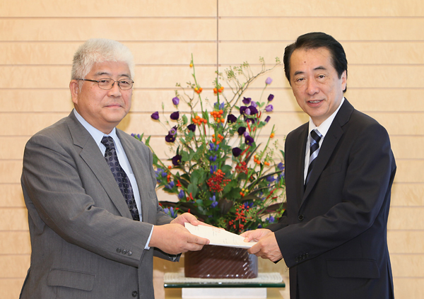 金澤日本学術会議会長から勧告の手交を受ける菅総理の写真