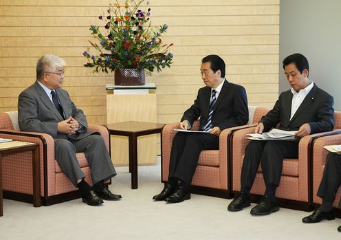 金澤日本学術会議会長と懇談する菅総理の写真